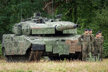 Soldados alemanes, junto a un tanque Leopard en Münster, el 11 de julio de 2022.