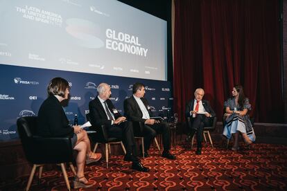 El tema de seguridad alimentaria fue tratado en una mesa en la que han intervenido, de derecha a izquierda, Ana Catalina Suárez, directora de Estrategia e Innovación de The Global Foodbanking Network; Mario Lubetkin, representante regional para América Latina y el Caribe de FAO- Organización de las Naciones Unidas para la Agricultura y la Alimentación; Álvaro Lario, presidente de FIDA;  Carlos Ignacio Gallego, presidente del Grupo Nutresa. Moderó la mesa Macarena Vidal Liy, corresponsal del diario EL PAÍS en Washington.