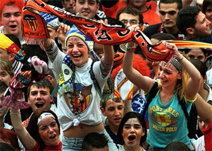 Jóvenes aficionados y aficionadas aclamaron al equipo del Valencia que se ha proclamado campeón de Liga.