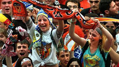 Jóvenes aficionados y aficionadas aclamaron al equipo del Valencia que se ha proclamado campeón de Liga.