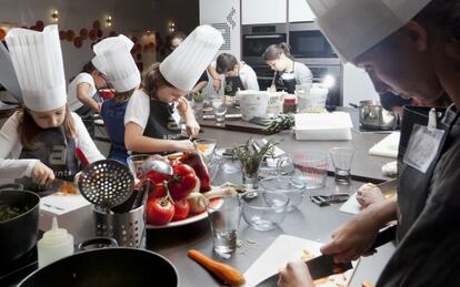 Asistentes a uno de los cursos de cocina 'Generación chef' de la librería gastronómica A Punto, en Madrid.