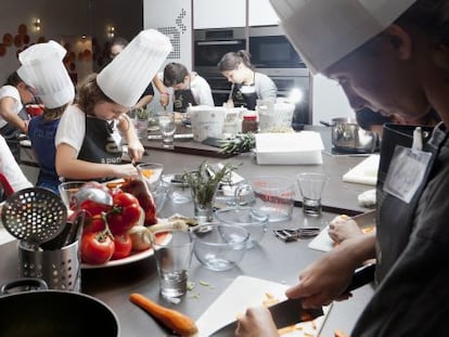 Asistentes a uno de los cursos de cocina 'Generación chef' de la librería gastronómica A Punto, en Madrid.