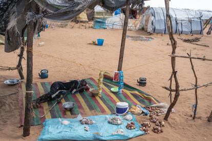Una niña duerme sobre una colchoneta en la que vende productos locales dentro de un pequeño mercado en el campamento de Adre. Según alerta la ONU, “las mujeres y las niñas en Sudán corren un mayor riesgo de sufrir violencia sexual y más de 4,2 millones de mujeres sudanesas en el país son vulnerables a la violencia de género”.