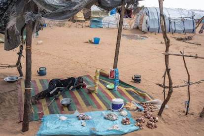 Una niña duerme sobre una colchoneta en la que vende productos locales dentro de un pequeño mercado en el campamento de Adre. Según alerta la ONU, “las mujeres y las niñas en Sudán corren un mayor riesgo de sufrir violencia sexual y más de 4,2 millones de mujeres sudanesas en el país son vulnerables a la violencia de género”.