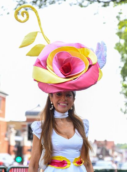 Los sombreros extravagantes siguen siendo habituales en el real hipódromo. Aquí, uno con forma de flor en tamaño XL.