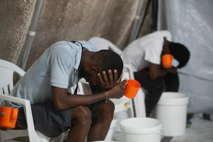 El cólera ha vuelto a golpear Haití después de tres años sin casos reportados. En la imagen, pacientes con síntomas de cólera reciben atención en un centro de observación  administrado por Médicos Sin Fronteras, en Puerto Príncipe, el 7 de octubre de 2022.