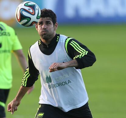 Diego Costa intenta controlar el balón