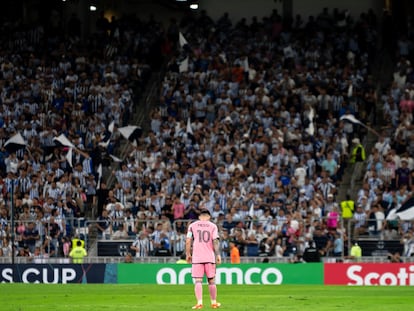 Lionel Messi, de Inter Miami, reacciona luego de recibir un gol este miércoles, en un partido de los cuartos de final de la Copa Campeones de la Concacaf ante Rayados de Monterrey.