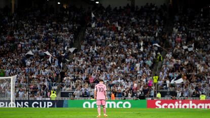 Lionel Messi, de Inter Miami, reacciona luego de recibir un gol este miércoles, en un partido de los cuartos de final de la Copa Campeones de la Concacaf ante Rayados de Monterrey.