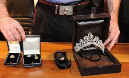 An Italian policeman shows Eva Perón's jewels, discovered inside a Milan hotel room.