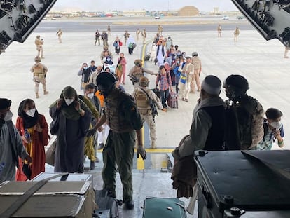 Salida de Kabul de los primeros repatriados y colaboradores, este miércoles.