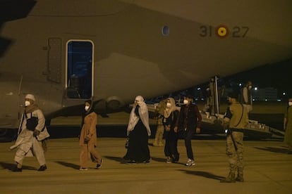 A las 4.30 horas y después de ocho horas de vuelo desde Dubái, la aeronave ha tomado tierra y ha abierto su portón trasero para que descendiera el primer contingente de evacuados, integrado en su mayoría por los afganos que han colaborado con España durante los últimos años en el país asiático y sus familiares.