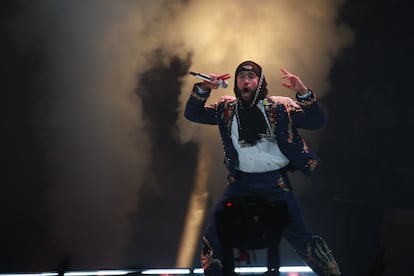 Bud Bunny actuando en el Coliseo de San Juan (Puerto Rico), el 7 de junio de 2024.  