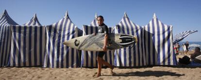 Una surfera en la playa de Zarautz.