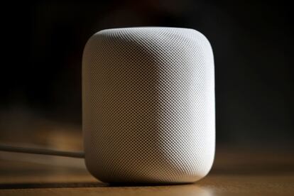 Apple. El Homepod de Apple está muy volcado al audiófilo, aunque también explota el poder de Siri para hacer diferentes tareas y controlar otros dispositivos. Tiene 17,78 centímetros de alto, procesador A8 y siete pequeños altavoces en su parte inferior. En EE UU cuesta 349 dólares.