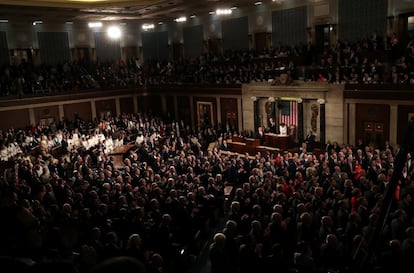 Parte de los congresistas aplauden el discurso del presidente Donald Trump lsobre el estado de la Unión.