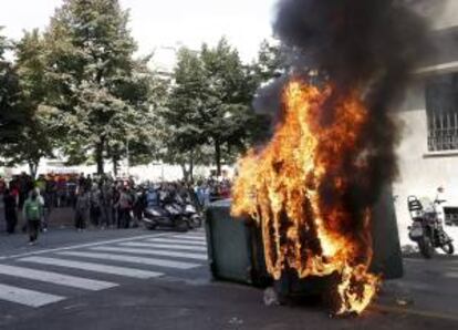 Un contenedor ardiendo durante los incidentes tras la manifestación que recorrió ayer varias calles de Pamplona durante la huelga general.