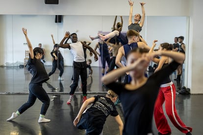 Abu Rutayisire junto a sus compañeros durante un ensayo del Ballet de Barcelona en la Espona (Centre de la Dansa Tradicional Catalana). 
