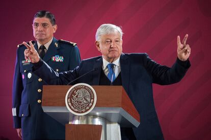 El presidente de México, Andrés Manuel López Obrador, y Luis Cresencio Sandoval, secretario de la Defensa Nacional.