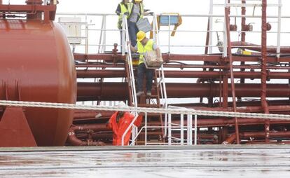 El equipo m&eacute;dico de Sanidad Exterior abandona el barco tras examinar a los tripulantes.