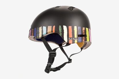 Con líneas multicolores, este casco del diseñador británico Paul Smith es otro complemento indispensable a la hora de subirse al sillín.