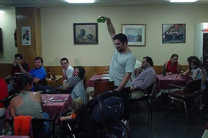 Un culín. Como en cualquier fiesta en la que hay asturianos, corrió la sidra en el centro de Madrid.