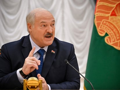 Alexandr Lukashenko, presidente de Bielorrusia, durante un encuentro con medios de comunicación este jueves en Minsk.
