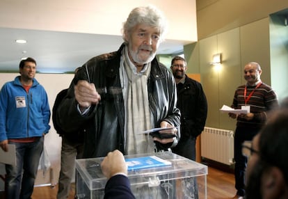 El candidato de Alternativa Galega de Esquerda (AGE), Xosé Manuel Beiras, vota en el centro social polivalente de Brión, en Galicia. El histórico dirigente nacionalista, que este año abandonó el BNG y constituyó Anova, organización política que concurre a las autonómicas gallegas con Izquierda Unida bajo la coalición AGE, ha declarado que podría "morir feliz incluso antes de saber el resultado de esta noche".