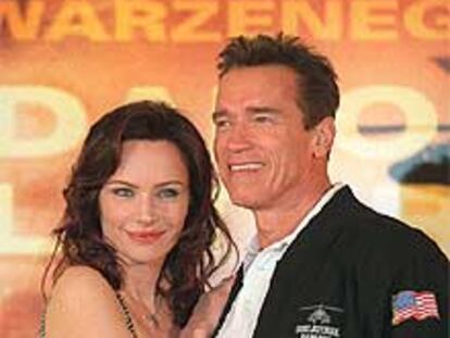 Los actores Francesca Neri y Arnold Schwarzenegger.