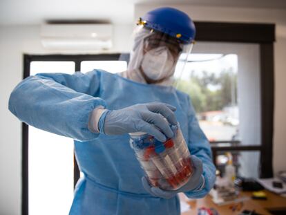 Un sanitario maneja material médico en un hospital de Ciudad de México.