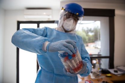 Un sanitario maneja material médico en un hospital de Ciudad de México.