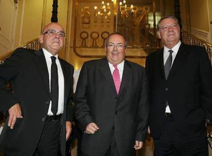Los presidentes de Caja Vital, Gregorio Rojo; Kutxa, Carlos Etxepare, y BBK, Xavier de Irala.