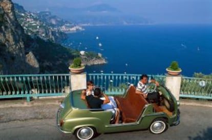 Paseo en coche vintage por Campania, en la costa de Amalfi (Italia).