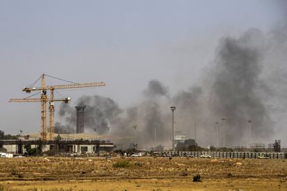 Cohetes, proyectiles de mortero y de otras piezas de artillería dejan el Aeropuerto Internacional de Trípoli envuelto en humo. Después de dos horas de combate, las tropas leales al Gobierno de Unidad controlan varios edificios del complejo.