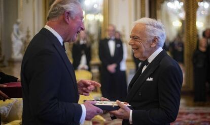 El príncipe Carlos de Inglaterra entrega su condecoración al diseñador Ralph Lauren, el miércoles 19 de junio en el palacio de Buckingham, Londres.