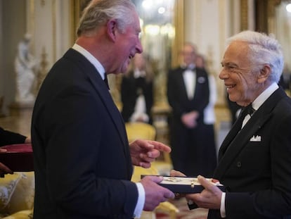 El príncipe Carlos de Inglaterra entrega su condecoración al diseñador Ralph Lauren, el miércoles 19 de junio en el palacio de Buckingham, Londres.