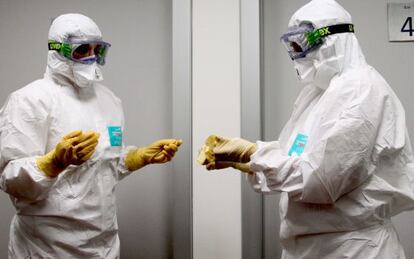 Trajes de protección contra el ébola en Valencia.