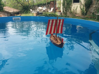 Un barco vikingo en una piscina.