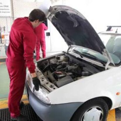 La DGT lanzará en enero un sistema para perseguir a los coches sin ITV