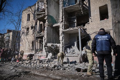 Los servicios de emergencias trabajan en un edificio bombardeado en Donetsk (Ucrania).