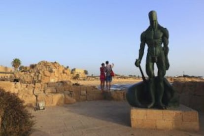 Dos turistas en el yacimiento arqueológico de Cesarea, en Israel.