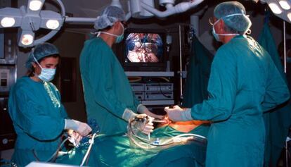 Operación de cáncer de colon en el Hospital Clínic de Barcelona en 2000.