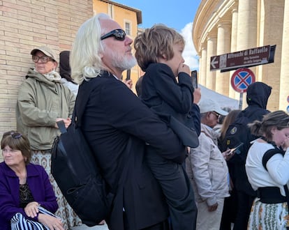 El activista y periodista Julian Assange ha acudido con su esposa y sus hijos a la plaza de San Pedro para el funeral por el papa Francisco, según ha informado Wikileaks.