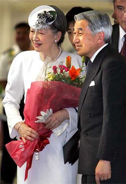 Los emperadores de Japón, Akihito y Michiko, a su llegada a Saipan.