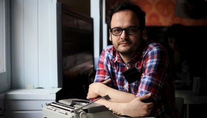 El escritor colombiano Juan C&aacute;rdenas en un caf&eacute; de Madrid en 2013.
