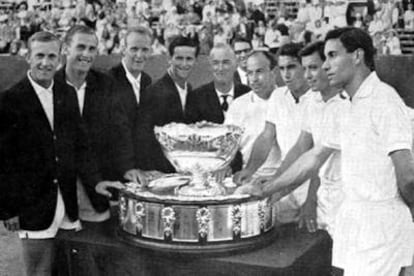 De derecha a izquierda, Joan Gisbert, Juan Manuel Couder (tapado), Josep Lluís Arilla, Manolo Santana y Jaume Bartrolí, el capitán español, en la final de 1965.