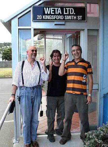 De izquierda a derecha, Fuertes, García y Lavín, en la puerta de Weta.