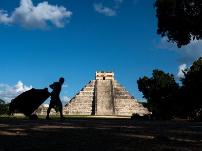 Vista de la pirámide de Kukulkán en Chichén Itzá (México).