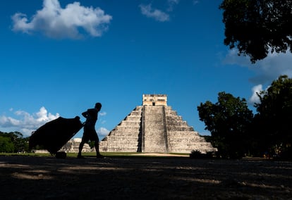 Vista de la pirámide de Kukulkán en Chichén Itzá (México).