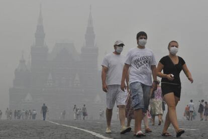 La catedral de San Basilio, al fondo de la plaza Roja, envuelta anoche por el humo que afecta a Moscú.